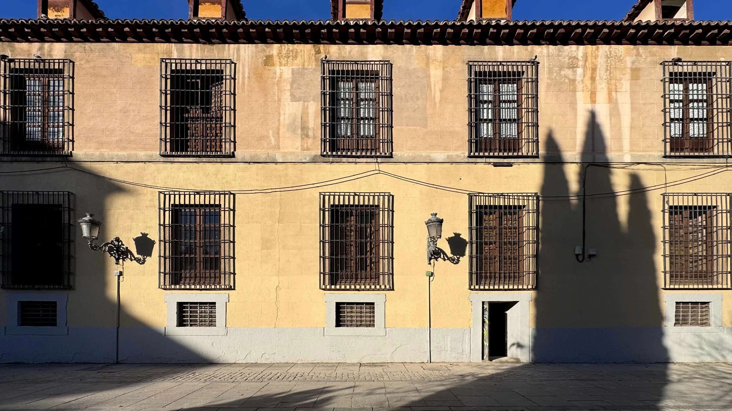 Fachada del albergue